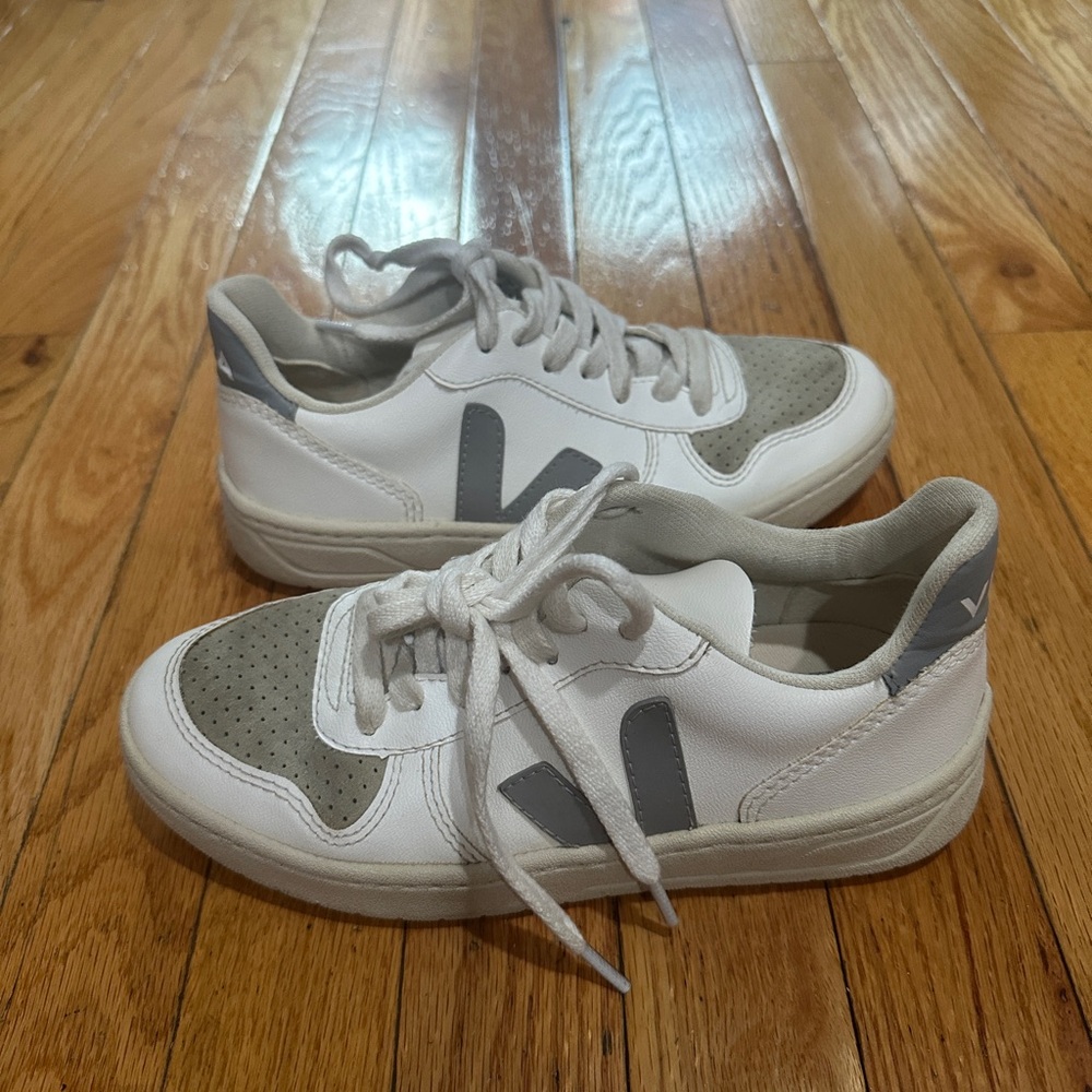 Veja V 10 Leather Sneaker